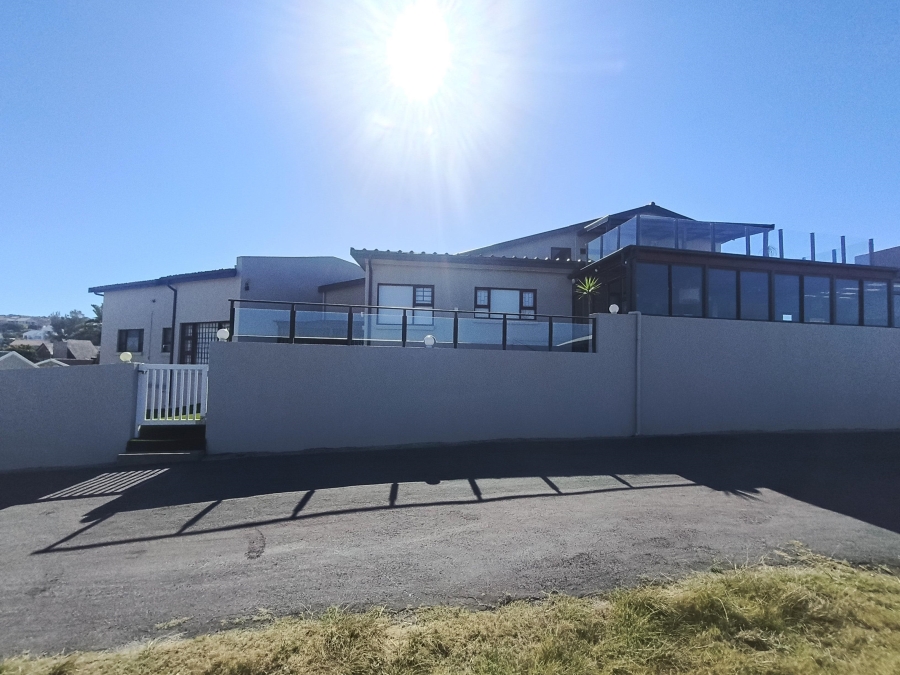 4 Bedroom Property for Sale in Wavecrest Eastern Cape